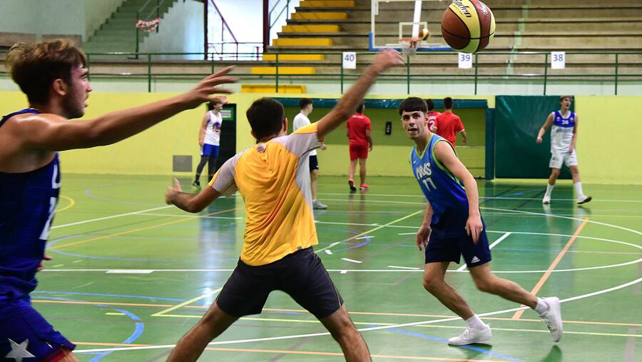 Imaxe de arquivo dun partido de baloncesto no estadio universitario Imaxe de arquivo dun partido de baloncesto no estadio universitario