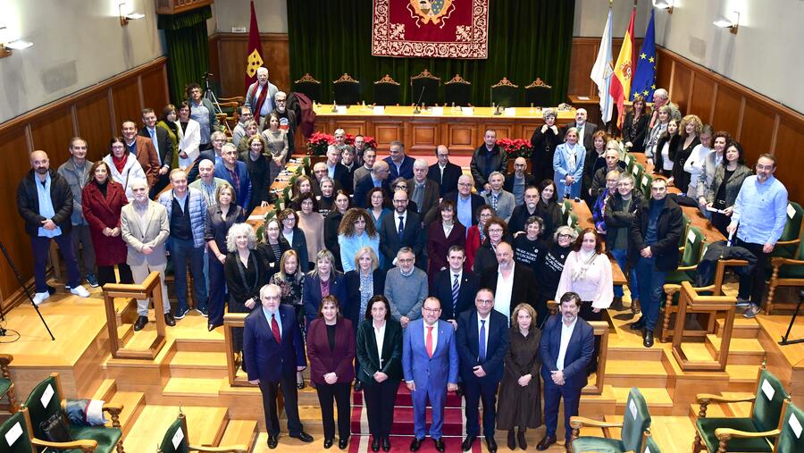 Foto de grupo das persoas homenaxeadas co equipo de goberno da USC. Foto: Santi Alvite Foto de grupo das persoas homenaxeadas co equipo de goberno da USC. Foto: Santi Alvite