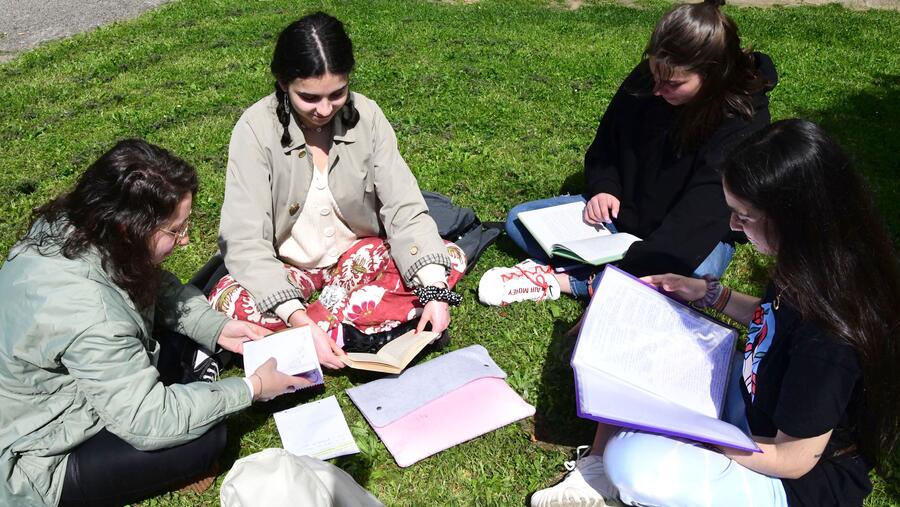 Un grupo de estudantes aproveita unha das xornadas de sol na capital galega. FOTO: Santi Alvite Un grupo de estudantes aproveita unha das xornadas de sol na capital galega. FOTO: Santi Alvite
