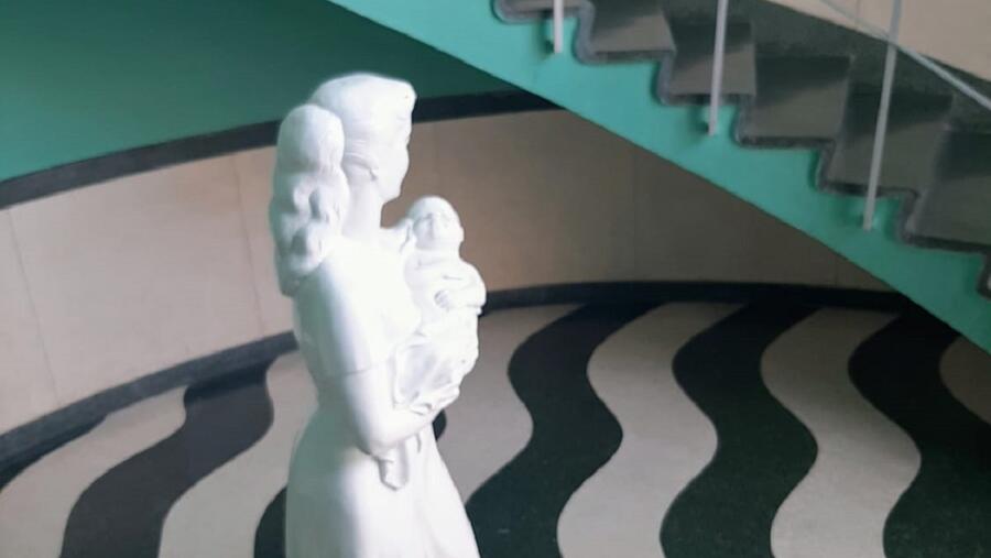 Escultura da entrada do que foi o Hospital Hijas de Galicia. Foto: Faia Costeira Escultura da entrada do que foi o Hospital Hijas de Galicia. Foto: Faia Costeira