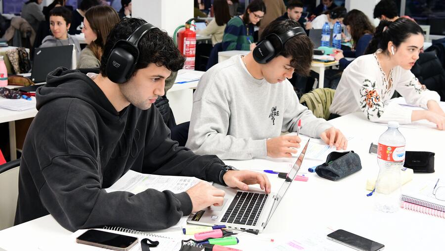 Estudantes nunha biblioteca da USC. Foto: Santi Alvite Estudantes nunha biblioteca da USC. Foto: Santi Alvite