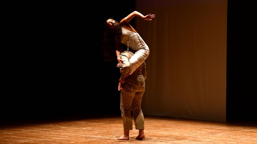 Valorarase positivamente que a dirección do traballo sexa dun membro da comunidade universitaria. Imaxe de arquivo dunha actuación de teatro na USC. FOTO: Santi Alvite Valorarase positivamente que a dirección do traballo sexa dun membro da comunidade universitaria. Imaxe de arquivo dunha actuación de teatro na USC. FOTO: Santi Alvite