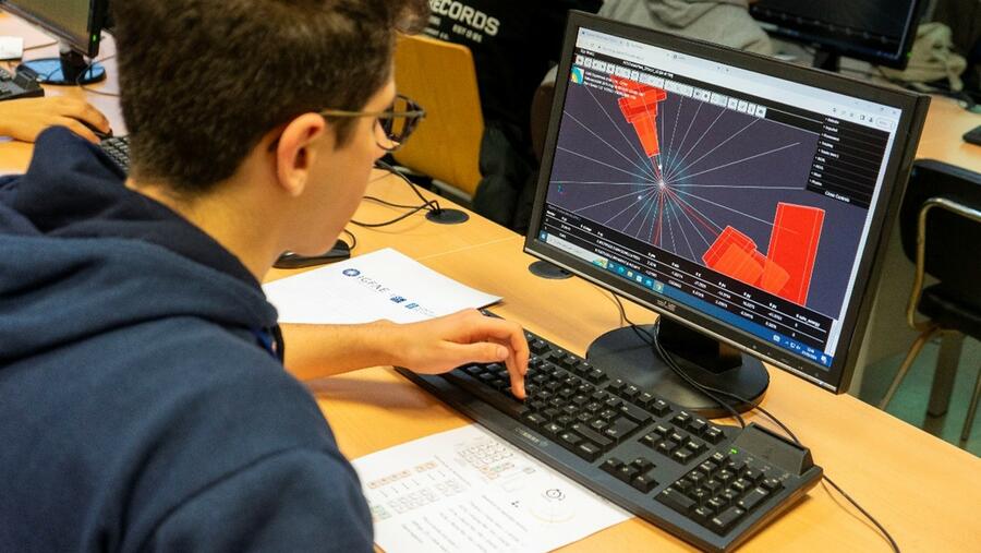 Un alumno asistente á Masterclass de 2024 durante a sesión práctica. Foto: IGFAE Un alumno asistente á Masterclass de 2024 durante a sesión práctica. Foto: IGFAE