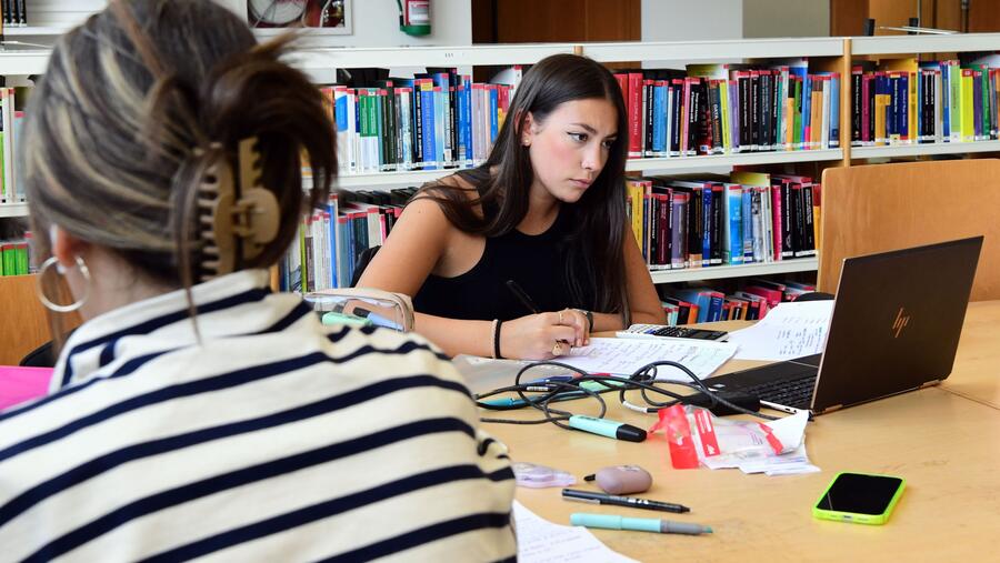 A formación investigadora obxecto destas bolsas terá unha duración de catro meses e realizarase entre abril e xullo de 2025. Imaxe de arquivo de estudantado na Biblioteca Intercentros da USC. FOTO: Santi Alvite A formación investigadora obxecto destas bolsas terá unha duración de catro meses e realizarase entre abril e xullo de 2025. Imaxe de arquivo de estudantado na Biblioteca Intercentros da USC. FOTO: Santi Alvite