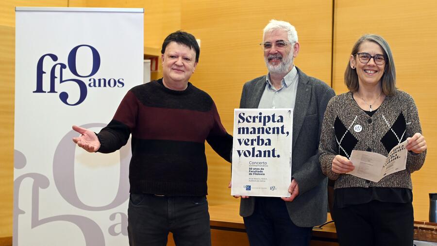 Xurxo Souto, Elias J. Feijó Torres e Elsa González, na presentación. Foto: Santi Alvite Xurxo Souto, Elias J. Torres Feijó e Elsa González, na presentación. Foto: Santi Alvite