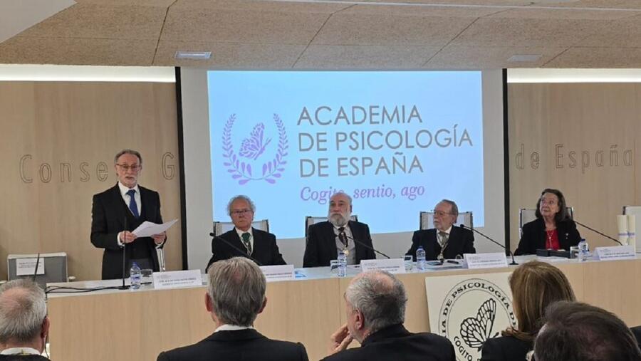 O profesor Sabucedo, no acto de ingreso O profesor Sabucedo, no acto de ingreso