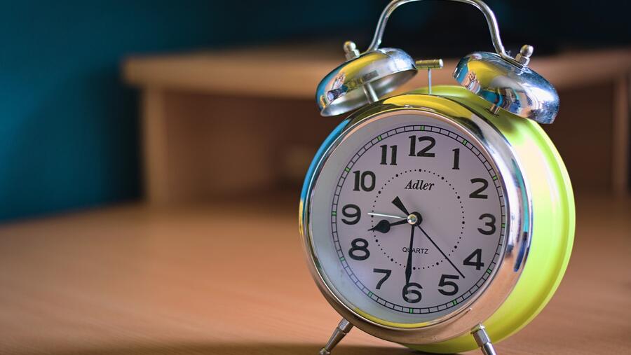 Foto Un estudo avalía a naturalidade do cambio estacional de hora e cuestiona os fundamentos da crítica actual a esta práctica