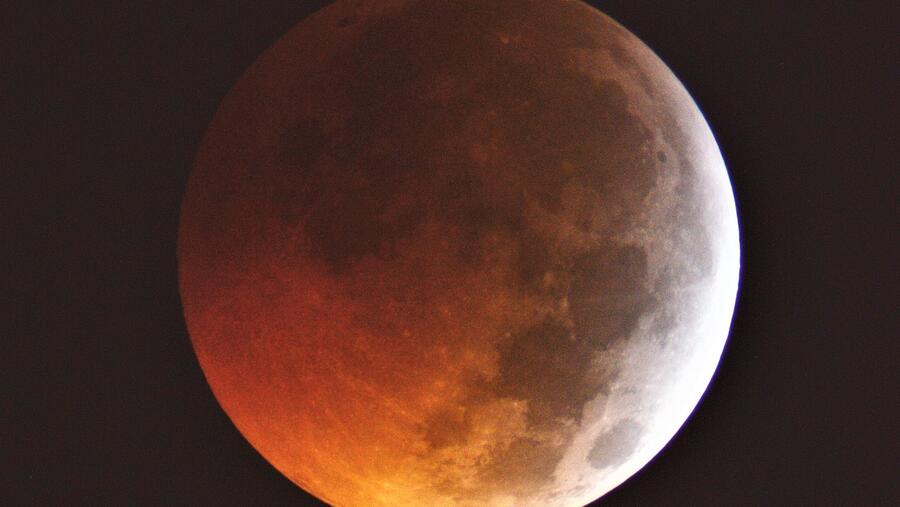 Instantánea dunha eclipse total de Lúa. Foto: Esteban J. Andrada Instantánea dunha eclipse total de Lúa. Foto: Esteban J. Andrada