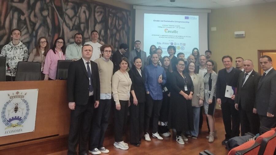 Na inauguración da sesión participaron o vicerreitor de Transformación Dixital e Innovación, Gumersindo Feijoo, e o vicedecano de Estudantes e Relacións Internacionais, Adrián Dios. Na inauguración da sesión participaron o vicerreitor de Transformación Dixital e Innovación, Gumersindo Feijoo, e o vicedecano de Estudantes e Relacións Internacionais, Adrián Dios.