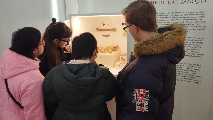 Participantes no obradoiro durante a súa visita ao Museo Universitario A Domus do Mitreo Participantes no obradoiro durante a súa visita ao Museo Universitario A Domus do Mitreo