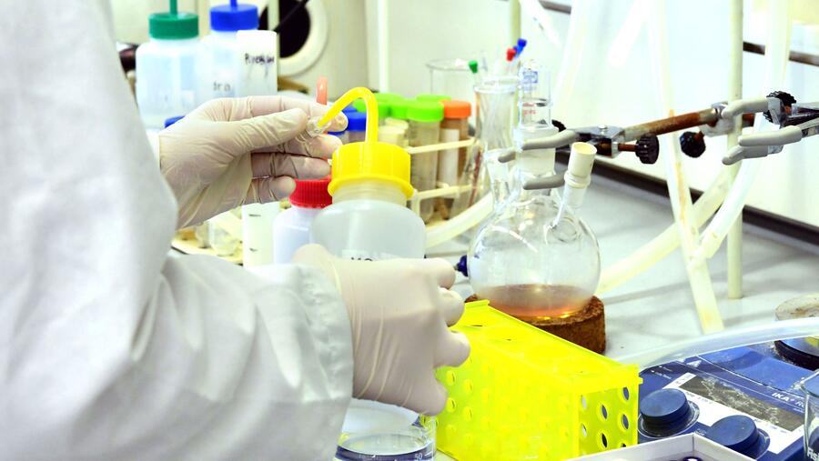 “O feito de que se centrase nas ciencias da saúde, que non contase con versión en galego, e que fose posible reaproveitar os contidos existentes para construír un produto novo, animounos a elaborar desde o Servizo de Normalización Lingüística estes Termos esenciais de avaliación de tecnoloxías sanitarias”, explican dende o SNL. Imaxe de arquivo dun laboratorio da USC. FOTO: Santi Alvite “O feito de que se centrase nas ciencias da saúde, que non contase con versión en galego, e que fose posible reaproveitar os contidos existentes para construír un produto novo, animounos a elaborar desde o Servizo de Normalización Lingüística estes Termos esenciais de avaliación de tecnoloxías sanitarias”, explican dende o SNL. Imaxe de arquivo dun laboratorio da USC. FOTO: Santi Alvite