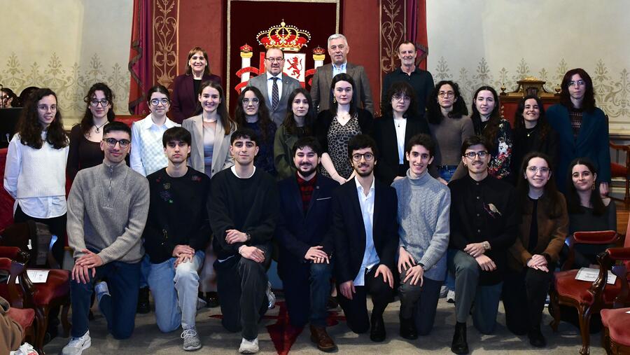 Foto de grupo das persoas premiadas que asistiron ao acto coas autoridades. Foto: Santi Alvite Foto de grupo das persoas premiadas que asistiron ao acto coas autoridades. Foto: Santi Alvite
