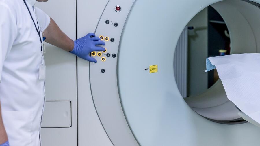 A hipótese de partida emerxe da forza de Lorentz, que xorde da interacción entre o campo magnético estático da resonancia e as correntes eléctricas no oído interno. FOTO: Pixabay A hipótese de partida emerxe da forza de Lorentz, que xorde da interacción entre o campo magnético estático da resonancia e as correntes eléctricas no oído interno. FOTO: Pixabay