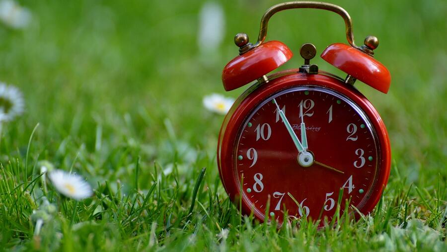 Foto Físicos desentrañan os impulsos que motivaron as respostas á consulta sobre o cambio de hora da Comisión Europea en 2018