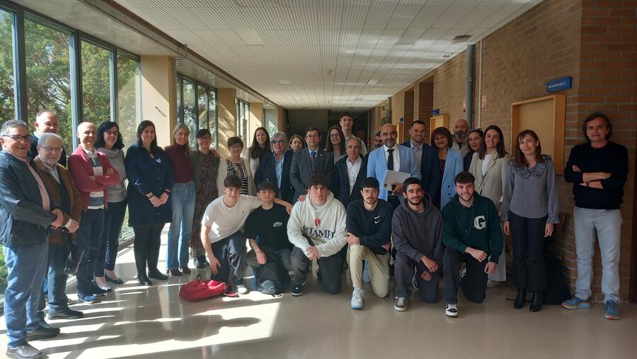 O vicerreitor Francisco Fraga e o adxunto para o Campus de Lugo, Antonio Álvarez, posan xunto ao equipo de goberno de ADE, as persoas recoñecidas no acto e demais integrantes da comunidade universitaria do centro O vicerreitor Francisco Fraga e o adxunto para o Campus de Lugo, Antonio Álvarez, posan xunto ao equipo de goberno de ADE, as persoas recoñecidas no acto e demais integrantes da comunidade universitaria do centro