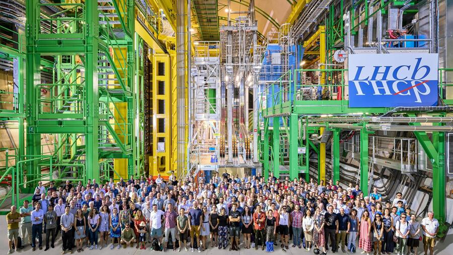 Membros da colaboración LHCb diante do detector, nas instalacións do CERN. FOTO: LHCb Membros da colaboración LHCb diante do detector, nas instalacións do CERN. FOTO: LHCb