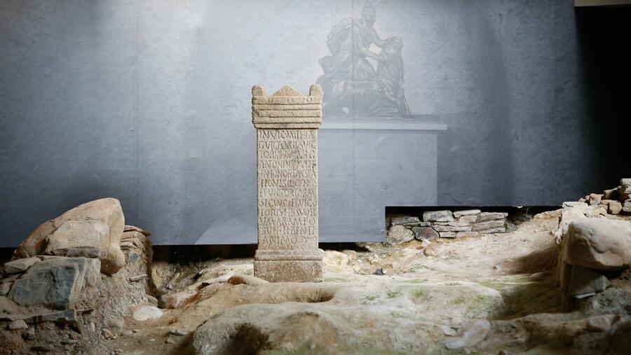 O Mitreo é un templo dedicado ao deus Mitra O Mitreo é un templo dedicado ao deus Mitra