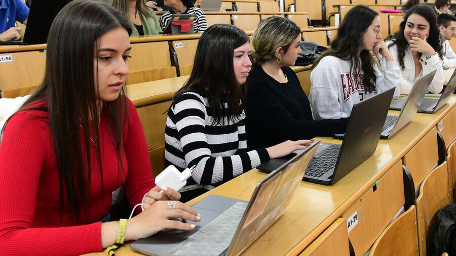 O estudantado recibiu un correo electrónico coa ligazón de acceso á enquisa. FOTO: Santi Alvite O estudantado recibiu un correo electrónico coa ligazón de acceso á enquisa. FOTO: Santi Alvite