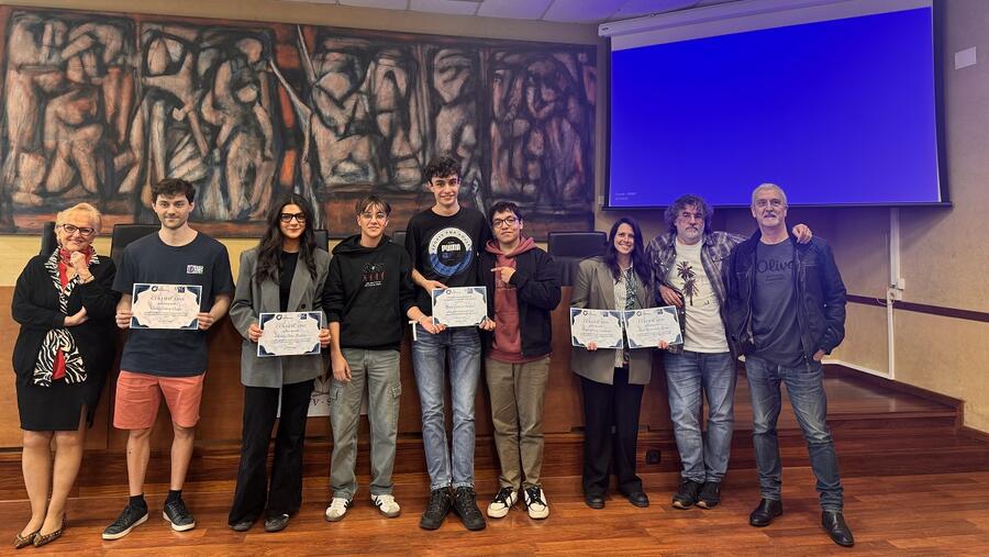 As persoas participantes (co gañador no centro) xunto cos membros do xurado e autoridades académicas As persoas participantes (co gañador no centro) xunto cos membros do xurado e autoridades académicas