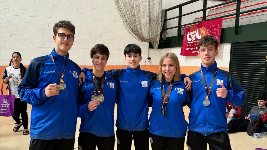 O equipo da USC de Taekwondo posa coas súas medallas