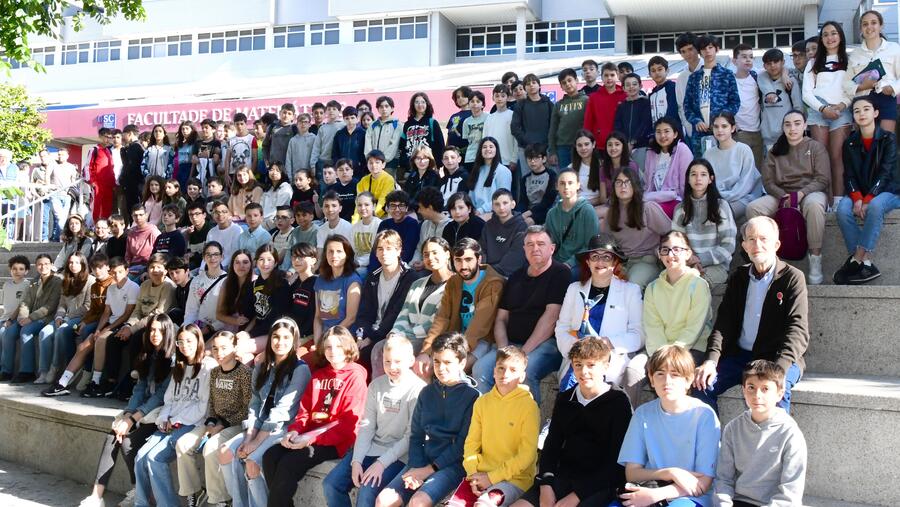 Foto de familia de participantes do curso pasado na Facultade de Matemáticas xunto con parte do equipo organizador. Foto: Santi Alvite Foto de familia de participantes do curso pasado na Facultade de Matemáticas xunto con parte do equipo organizador. Foto: Santi Alvite