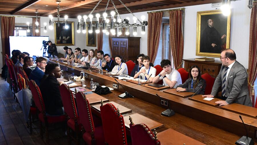 O reitor Antonio López conversa con integrantes do Consello de Estudantado do Consorcio. FOTO: Santi Alvite