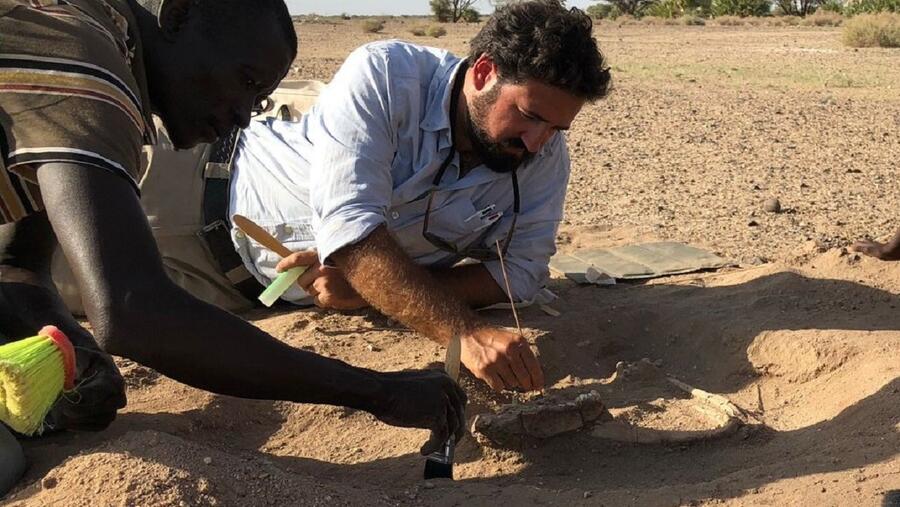 Edgard Camarós excavando restos esqueléticos en Turkana, Kenia. Foto: Lucía Nadal
