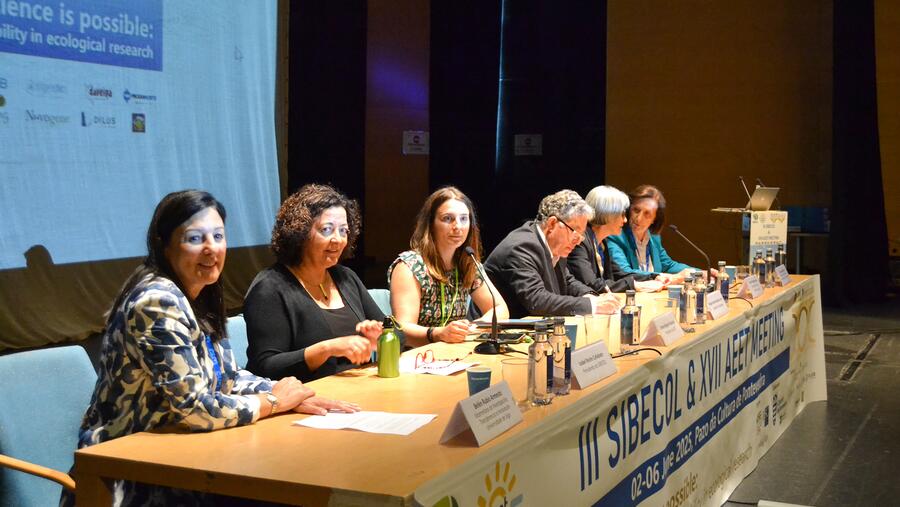 Mesa de autoridades do acto inaugural. Foto: UVigo Mesa de autoridades do acto inaugural. Foto: UVigo