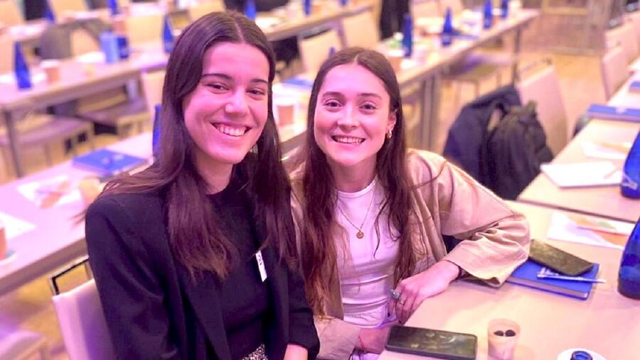 De dereita a esquerda, Julia Feijoo Cacabelos e Lucía Freire Moure De dereita a esquerda, Julia Feijoo Cacabelos e Lucía Freire Moure