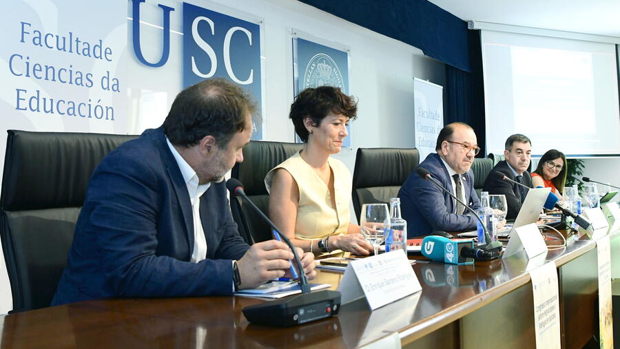 A inauguración presidiuna este mércores o reitor da USC, Antonio López, e contou tamén coa participación da ministra de Inclusión, Seguridade Social e Migracións, Elma Saiz, ademais do conselleiro Román Rodríguez, a decana Mar Lorenzo e o director xeral de ACCEM, Enrique Barbero. Foto: Santi Alvite A inauguración presidiuna este mércores o reitor da USC, Antonio López, e contou tamén coa participación da ministra de Inclusión, Seguridade Social e Migracións, Elma Saiz, ademais do conselleiro Román Rodríguez, a decana Mar Lorenzo e o director xeral de ACCEM, Enrique Barbero. Foto: Santi Alvite