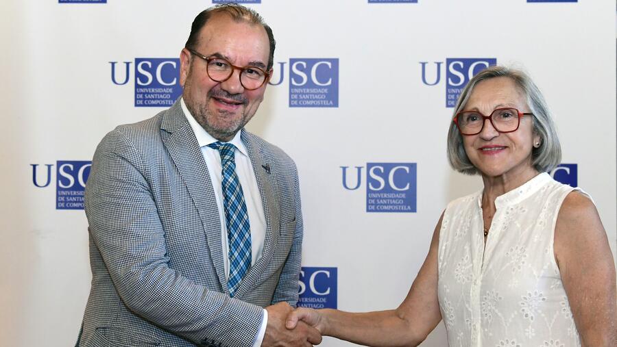 O reitor e a presidenta de AGADEA asinaron o convenio en San Xerome. Foto: Santi Alvite O reitor e a presidenta de AGADEA asinaron o convenio en San Xerome. Foto: Santi Alvite