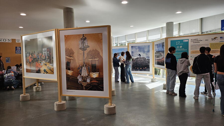 A mostra permanecerá na Intercentros ata o 2 de novembro A mostra permanecerá na Intercentros ata o 2 de novembro