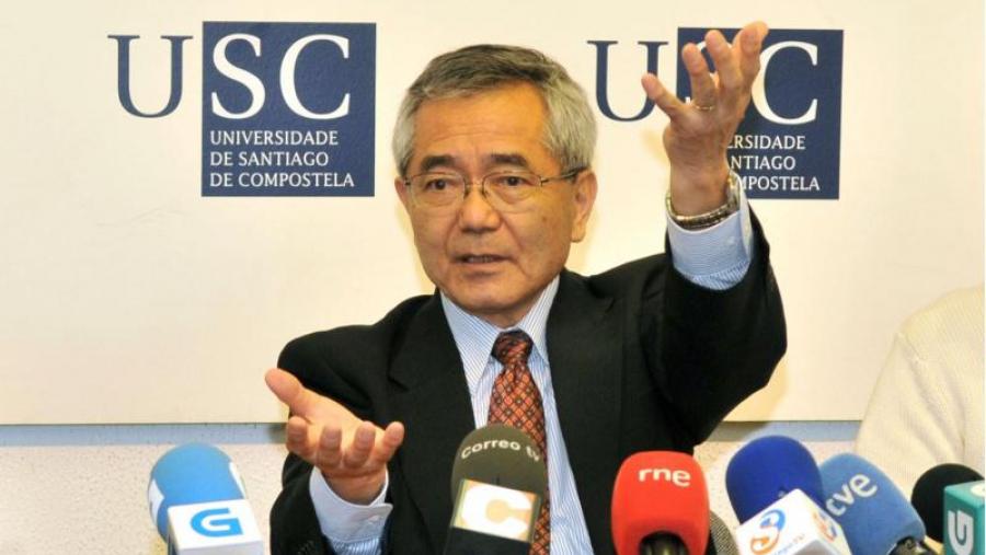 Ei-ichi Negishi, nun instante das súas explicacións ante os medios de comunicación Ei-ichi Negishi, nun instante das súas explicacións ante os medios de comunicación