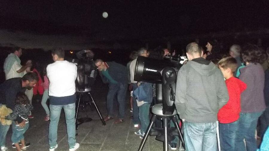 Detalle dunha das sesións de observación públicada realizadas este verán. Foto: TodoCosmos