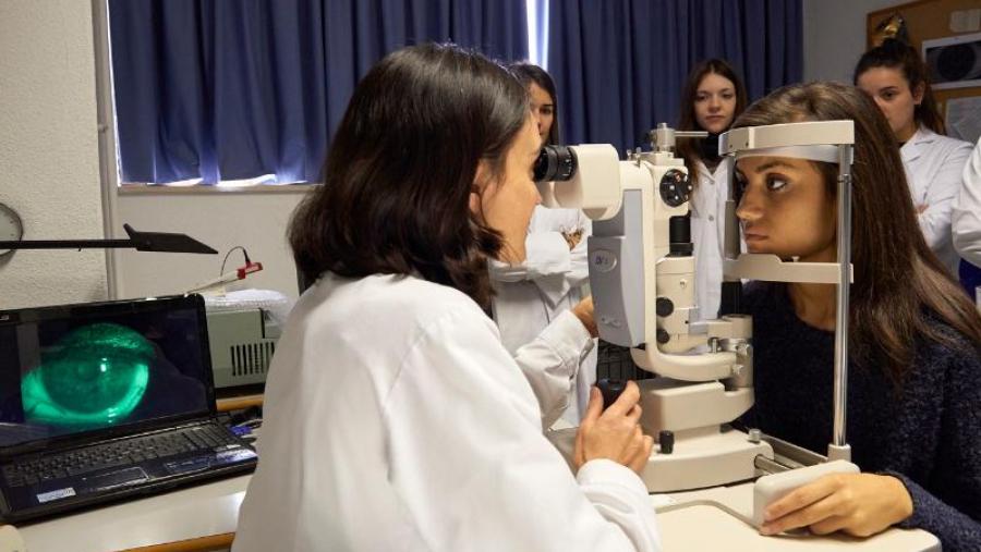 Imaxe de arquivo de alumnado de Óptica realizando prácticas no centro Imaxe de arquivo de alumnado de Óptica realizando prácticas no centro