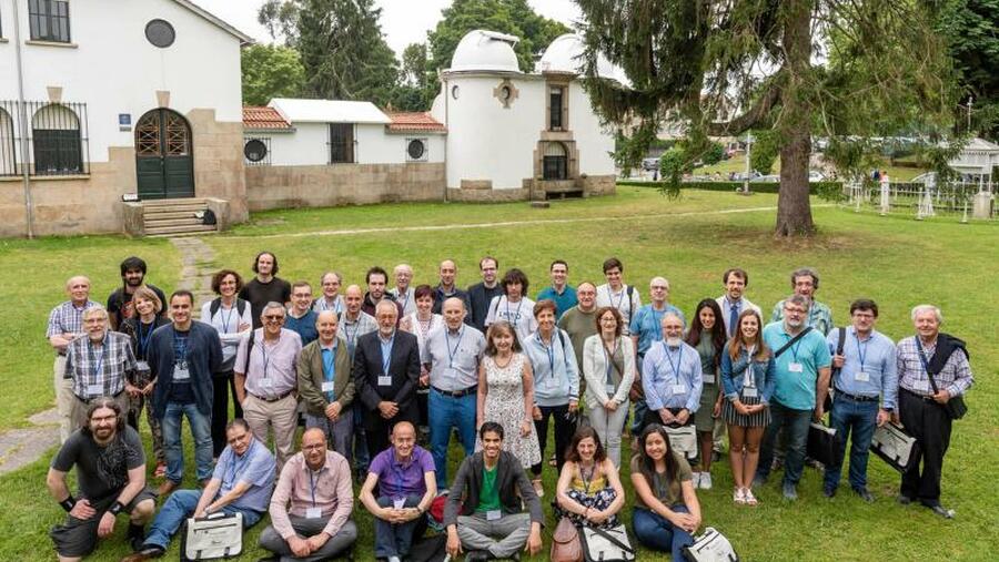 Participantes nas XVII Jornadas de Mecánica Celeste organizadas polo Observatorio Astronómico R.M.ALLER co gallo do 75º aniversario deste centro (xuño, 2018) Participantes nas XVII Jornadas de Mecánica Celeste organizadas polo Observatorio Astronómico R.M.ALLER co gallo do 75º aniversario deste centro (xuño, 2018)