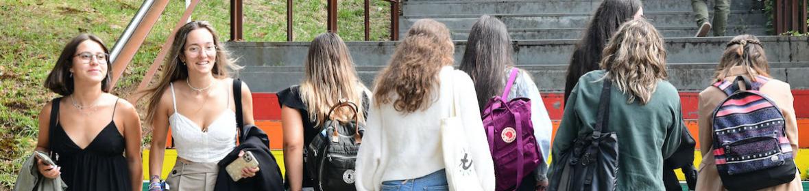 Alumnxs en las escaleras de la Facultad de Derecho